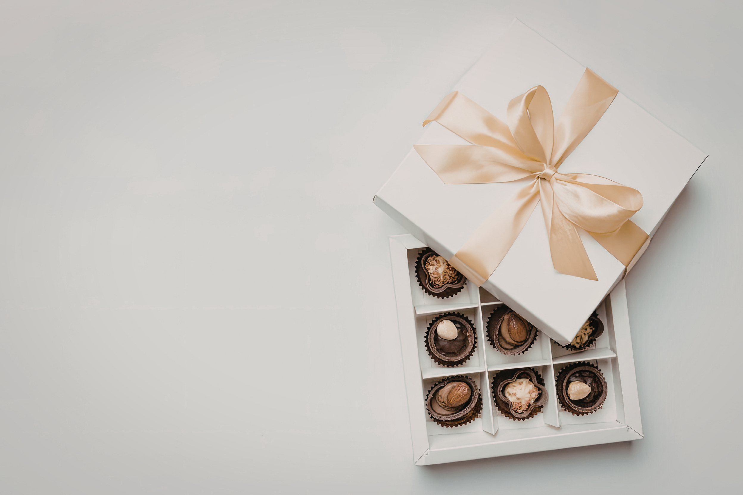 Caixa de bombons artesanais para presente com laço dourado