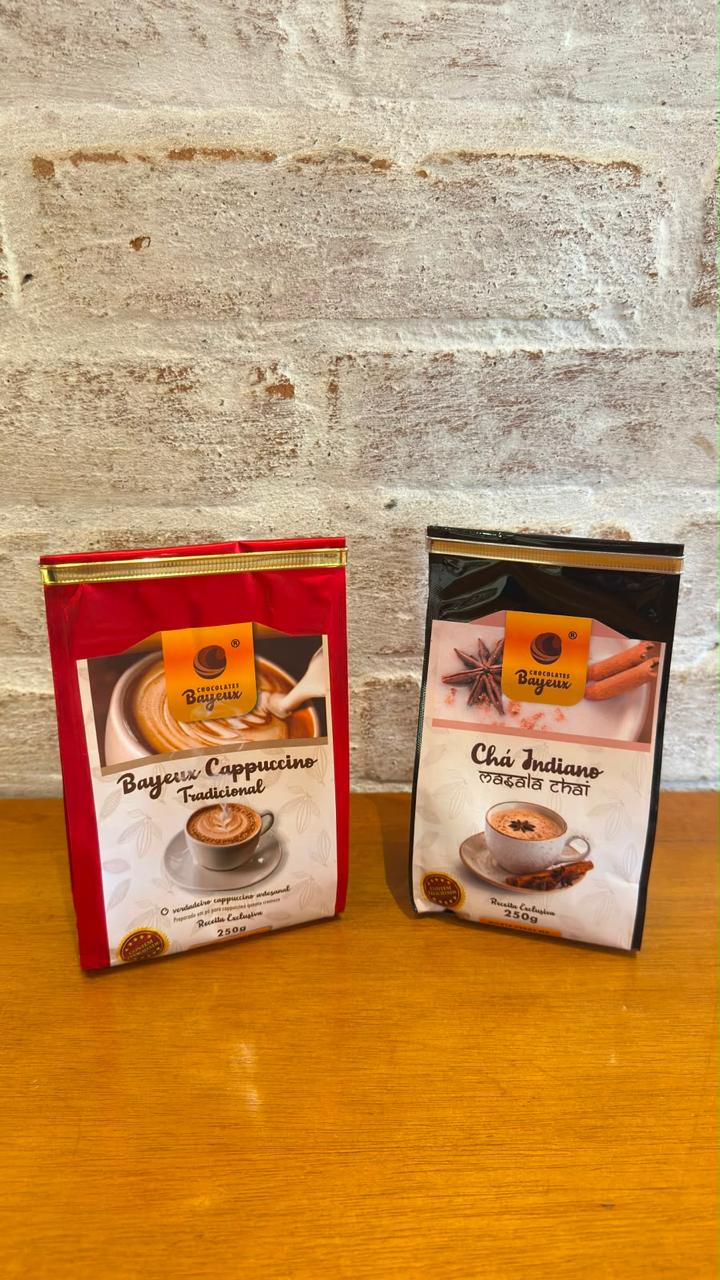 Embalagens de Cappuccino Tradicional e Chá Indiano em parede de tijolos