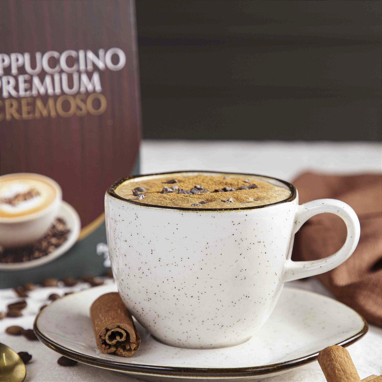 Cappuccino cremoso servido em xícara com espuma, cacau e canela em pau