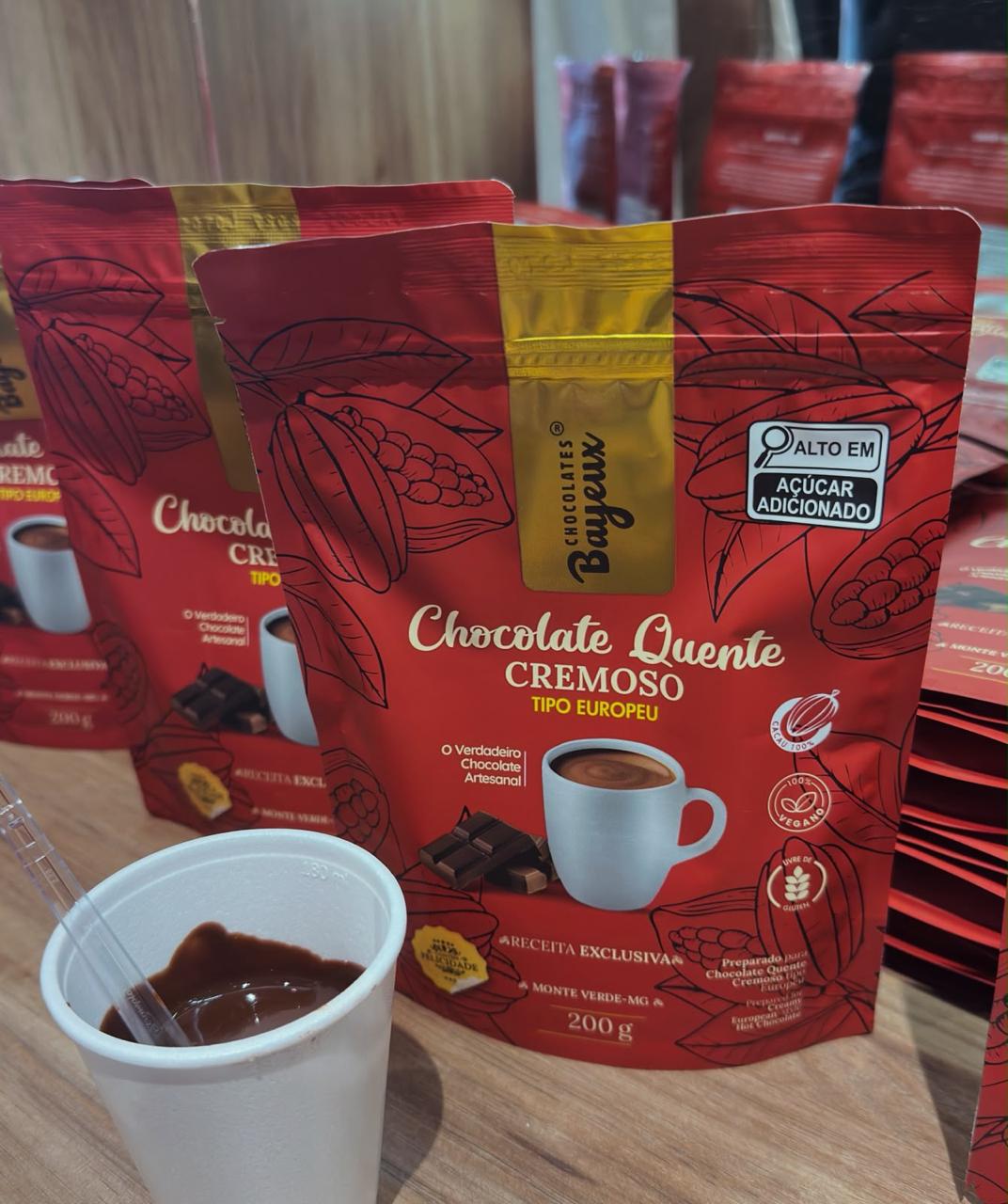 Degustação de chocolate quente cremoso servido em copo